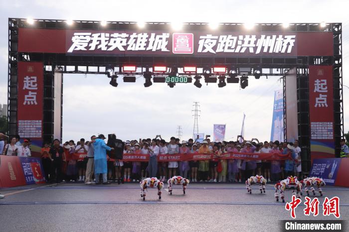 万人夜跑点亮英雄城：南昌洪州大桥夜景与双向