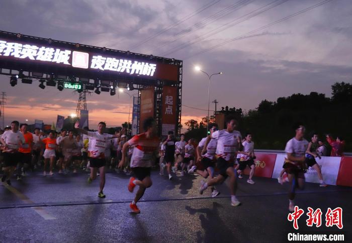 万人夜跑点亮英雄城：南昌洪州大桥夜景与双向