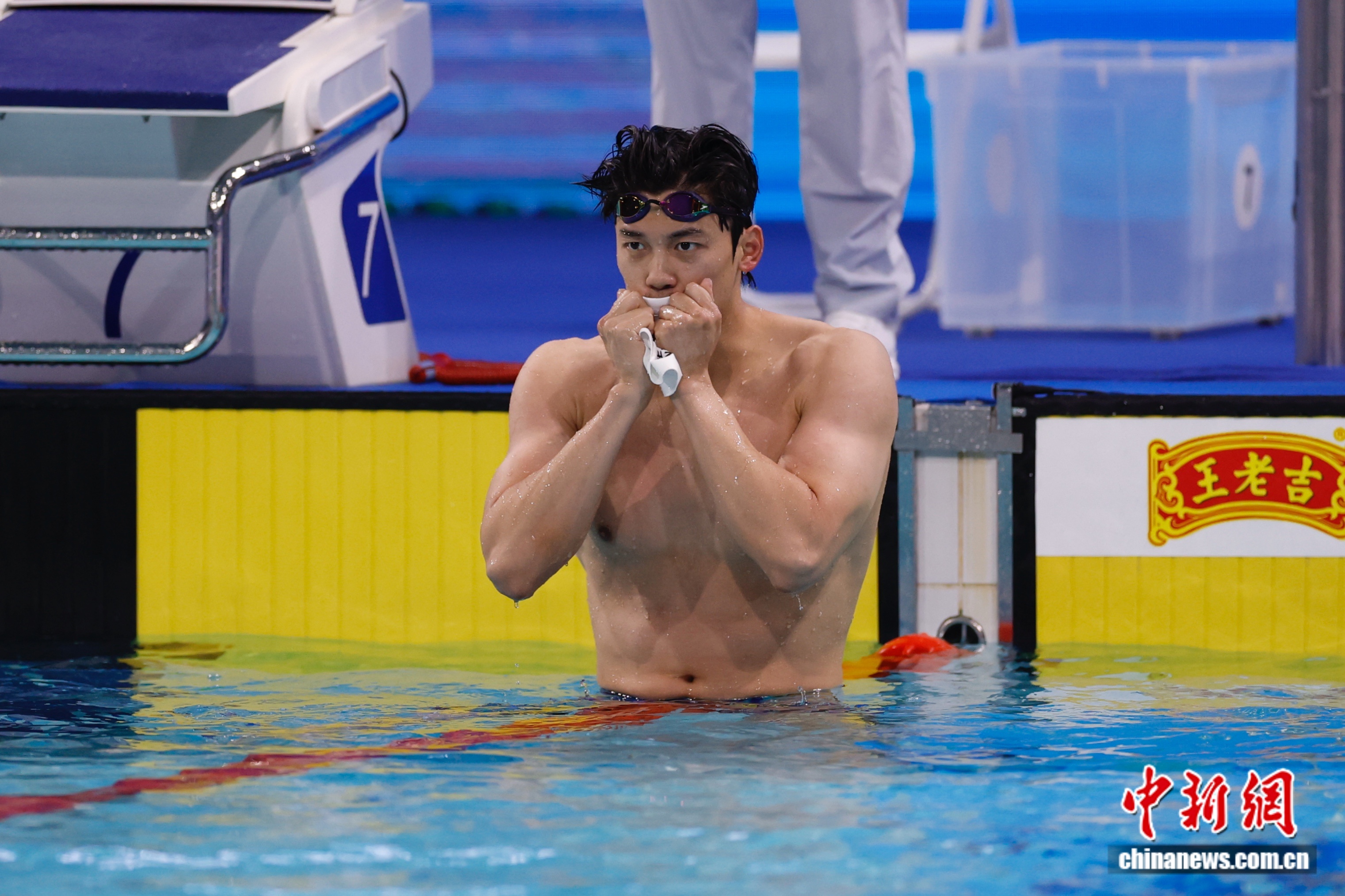 全运会闭幕式上演告别仪式 运动员亲吻器材抒怀