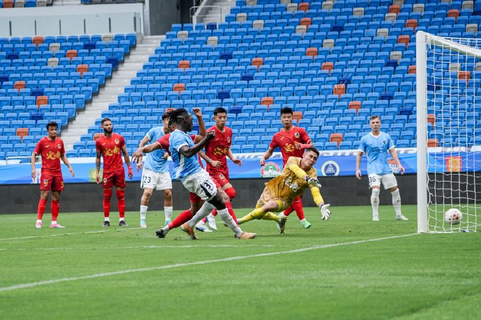 深圳新鹏城热身赛21胜定南赣联 奥乌苏补射张晓